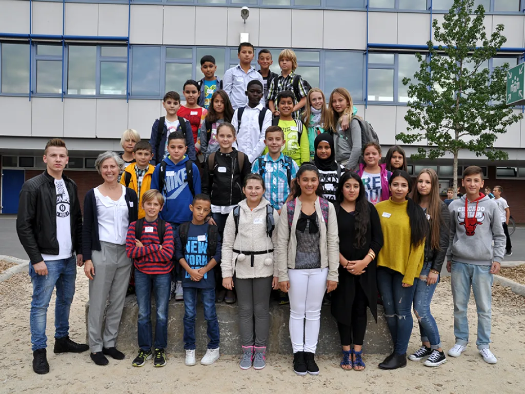 Klassenfoto einer neuen fünften Klasse mit ihren Lehrkräften.